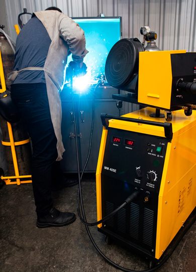 ensaios em equipamento de soldagem a arco